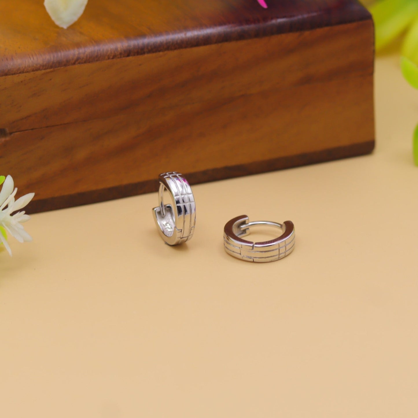 Men’s Classic Line-Pattern Silver Hoop Earrings